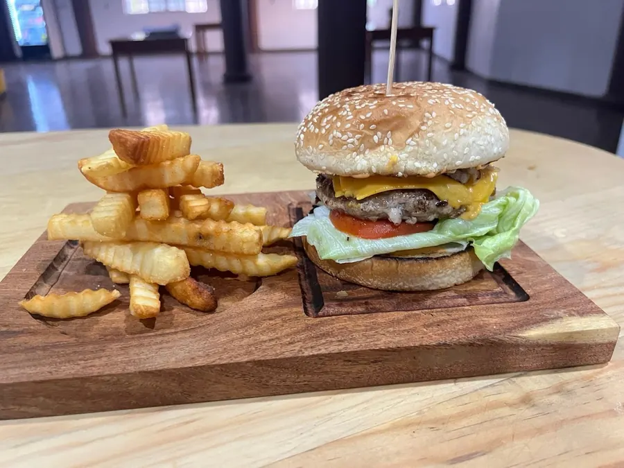 Hamburguesa con papas fritas