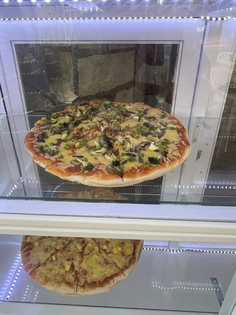 Pizza con ingredientes frescos